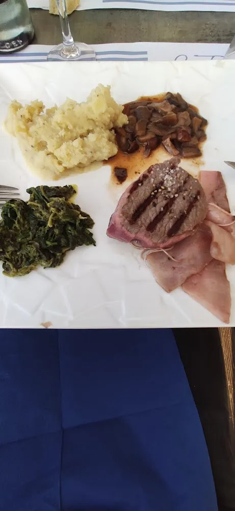 Tournedos Sauce Forestière Écrasé de Pommes de Terre À la Truffe d'été Et Épinards